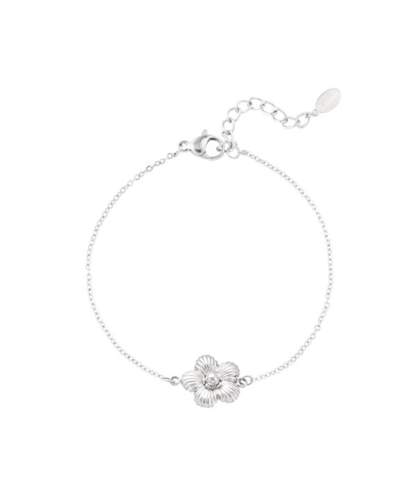 Daisy Armband – Zilver De Daisy Armband is een vrolijke en speelse toevoeging aan je sieradencollectie. Deze charmante armband is versierd met een schattig madeliefje die een frisse en blije uitstraling geeft. Gemaakt van hoogwaardige materialen, is de armband zowel comfortabel als duurzaam. Perfect voor dagelijks gebruik of om je outfit een leuke touch te geven tijdens speciale gelegenheden. Draag de Daisy Armband solo voor een subtiele accent of combineer hem met andere armbanden voor een trendy, gelaagd effect.
