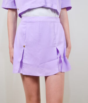 Tess Broekrokje – Lila De Tess Broekrokje is een speelse en trendy keuze voor een frisse, leuke uitstraling. Deze comfortabele skort combineert de look van een rok met de praktische voordelen van shorts, waardoor je je vrij kunt bewegen. Gemaakt van zachte, ademende stof in een prachtig pastelkleurtje, is deze skort ideaal voor casual uitjes of iets specialere gelegenheden.