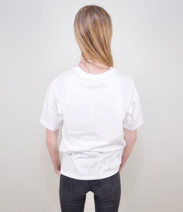 La Parissiene T-shirt – Wit Het La Parissiene T-shirt is een tijdloze en stijlvolle basis voor elke outfit. Dit klassieke T-shirt is gemaakt van zachte, ademende stof en biedt een comfortabele pasvorm die perfect is voor dagelijks gebruik. Met een elegant ontwerp en een subtiele print die de charme van Parijs weerspiegelt, is dit shirt ideaal om te combineren met jeans of een rok voor een casual chic look.