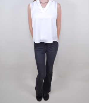 Bo Blouse – Wit De Bo Blouse is een frisse en veelzijdige keuze voor je kledingkast. Met een tijdloos ontwerp is deze blouse perfect voor zowel casual als formele gelegenheden. Gemaakt van ademende stof voor optimaal comfort, en eenvoudig te combineren met een rok of jeans. Voeg een vleugje verfijning toe aan je outfit met deze stijlvolle blouse!