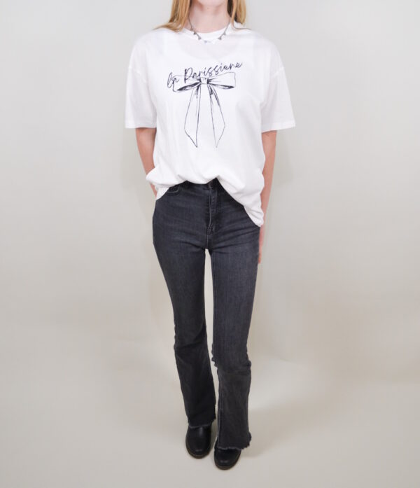 La Parissiene T-shirt – Wit Het La Parissiene T-shirt is een tijdloze en stijlvolle basis voor elke outfit. Dit klassieke T-shirt is gemaakt van zachte, ademende stof en biedt een comfortabele pasvorm die perfect is voor dagelijks gebruik. Met een elegant ontwerp en een subtiele print die de charme van Parijs weerspiegelt, is dit shirt ideaal om te combineren met jeans of een rok voor een casual chic look.