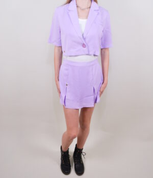 Tess Pastel Cropped Blazer- Lila De Tess Pastel Cropped Blazer is een modieuze en opvallende keuze voor elke gelegenheid. Deze elegante blazer heeft een trendy cropped design dat je look een frisse en moderne uitstraling geeft. Gemaakt van hoogwaardige, lichte stof, biedt hij zowel comfort als stijl. Perfect te combineren met een top en een rok of jeans voor een chique, gelaagde outfit. Voeg een vleugje kleur toe aan je look met deze prachtige blazer!