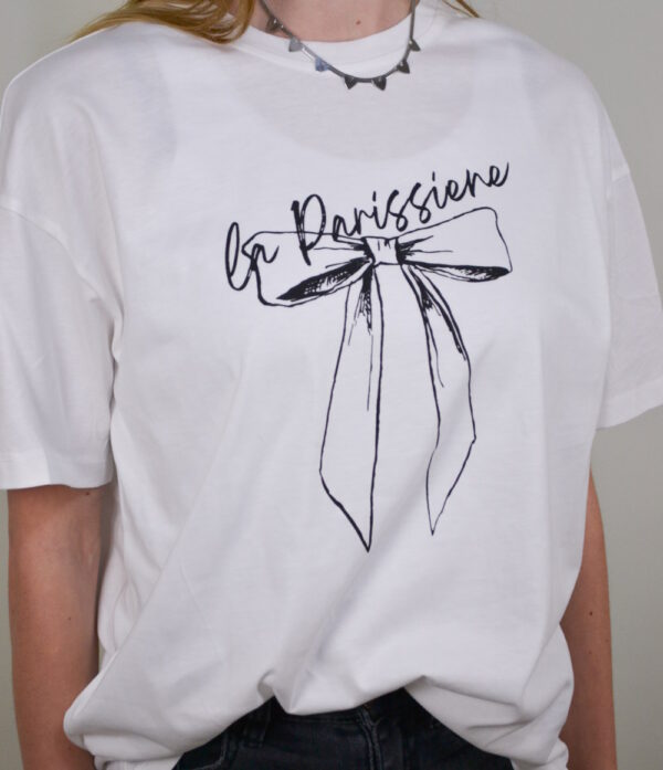 La Parissiene T-shirt – Wit Het La Parissiene T-shirt is een tijdloze en stijlvolle basis voor elke outfit. Dit klassieke T-shirt is gemaakt van zachte, ademende stof en biedt een comfortabele pasvorm die perfect is voor dagelijks gebruik. Met een elegant ontwerp en een subtiele print die de charme van Parijs weerspiegelt, is dit shirt ideaal om te combineren met jeans of een rok voor een casual chic look.