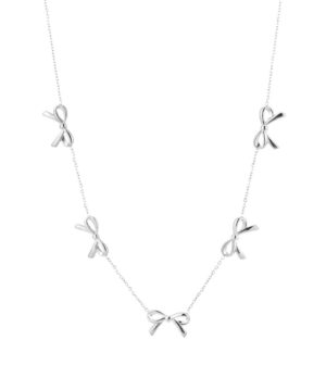 Strikjes met een speelse elegantie staan centraal in de Bow Grace ketting. Deze fijne zilveren ketting is subtiel versierd met vijf verfijnde strikvormige hangers, die een charmant en sierlijk accent toevoegen aan je outfit. Perfect om elke look een vleugje vrouwelijkheid en verfijning te geven.