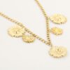 Straal als de zon met de Sunlit Charm Ketting. Deze prachtige gouden ketting is versierd met delicate zonnebloem- en madeliefjesbedels die een vleugje natuurlijke elegantie toevoegen aan je outfit. Het robuuste schakeldesign zorgt voor een trendy uitstraling, terwijl de bloemencharms een vleugje speelsheid brengen. Perfect te dragen als statement piece of om een zomerse flair toe te voegen aan elke look. Laat je stijl bloeien!