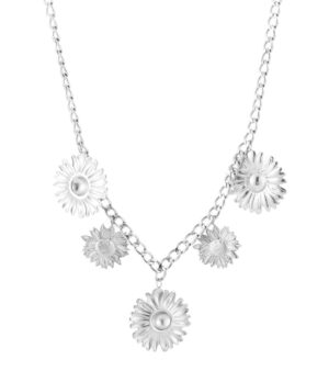 Straal als de zon met de Sunlit Charm Ketting. Deze prachtige gouden ketting is versierd met delicate zonnebloem- en madeliefjesbedels die een vleugje natuurlijke elegantie toevoegen aan je outfit. Het robuuste schakeldesign zorgt voor een trendy uitstraling, terwijl de bloemencharms een vleugje speelsheid brengen. Perfect te dragen als statement piece of om een zomerse flair toe te voegen aan elke look. Laat je stijl bloeien!