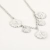 Straal als de zon met de Sunlit Charm Ketting. Deze prachtige gouden ketting is versierd met delicate zonnebloem- en madeliefjesbedels die een vleugje natuurlijke elegantie toevoegen aan je outfit. Het robuuste schakeldesign zorgt voor een trendy uitstraling, terwijl de bloemencharms een vleugje speelsheid brengen. Perfect te dragen als statement piece of om een zomerse flair toe te voegen aan elke look. Laat je stijl bloeien!