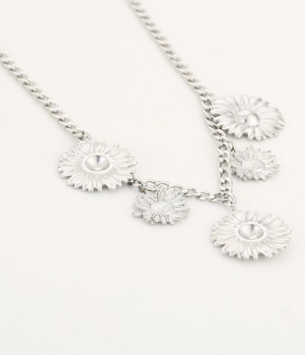 Straal als de zon met de Sunlit Charm Ketting. Deze prachtige gouden ketting is versierd met delicate zonnebloem- en madeliefjesbedels die een vleugje natuurlijke elegantie toevoegen aan je outfit. Het robuuste schakeldesign zorgt voor een trendy uitstraling, terwijl de bloemencharms een vleugje speelsheid brengen. Perfect te dragen als statement piece of om een zomerse flair toe te voegen aan elke look. Laat je stijl bloeien!