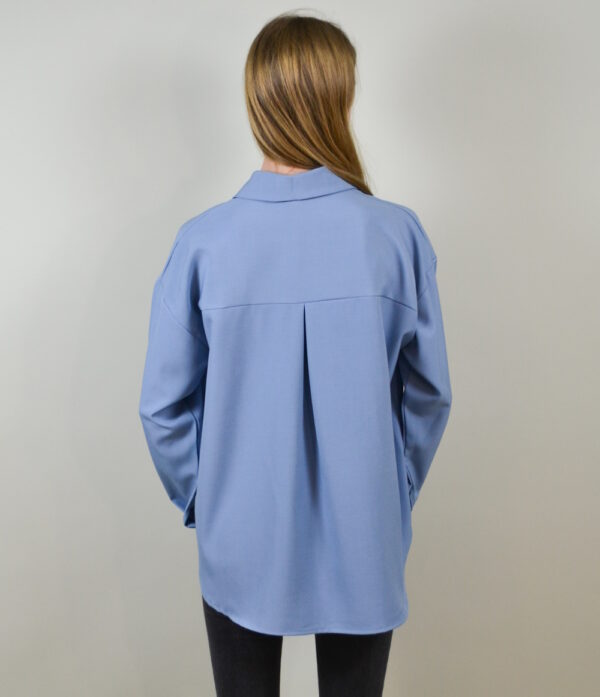 Emma Blouse – Blauw De Emma Blouse is ONE SIZE, combineert stijl en comfort in één perfect ontwerp. Gemaakt van zachte, hoogwaardige stof, biedt deze blouse een prachtige pasvorm en een vleugje verfijning. Dankzij de veelzijdige uitstraling is de Emma Blouse ideaal voor zowel een casual dagje uit als een zakelijke look.