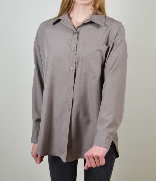 De Emma Blouse is ONE SIZE, combineert stijl en comfort in één perfect ontwerp. Gemaakt van zachte, hoogwaardige stof, biedt deze blouse een prachtige pasvorm en een vleugje verfijning. Dankzij de veelzijdige uitstraling is de Emma Blouse ideaal voor zowel een casual dagje uit als een zakelijke look.