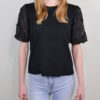 Tessa Top – Zwart De Tessa Top straalt pure stijl en verfijning uit. Deze prachtige top heeft elegante kanten mouwen die een romantische en luxe uitstraling geven, terwijl de zachte en ademende stof zorgt voor ultiem draagcomfort. Of je het nu draagt naar een casual lunch of een chique avondje uit, de Tessa Top is een veelzijdig item dat elke outfit naar een hoger niveau tilt. Voeg een vleugje tijdloze charme toe aan je garderobe met deze must-have top.