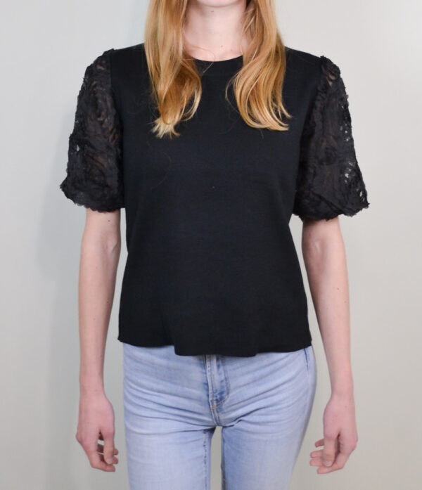 Tessa Top – Zwart De Tessa Top straalt pure stijl en verfijning uit. Deze prachtige top heeft elegante kanten mouwen die een romantische en luxe uitstraling geven, terwijl de zachte en ademende stof zorgt voor ultiem draagcomfort. Of je het nu draagt naar een casual lunch of een chique avondje uit, de Tessa Top is een veelzijdig item dat elke outfit naar een hoger niveau tilt. Voeg een vleugje tijdloze charme toe aan je garderobe met deze must-have top.