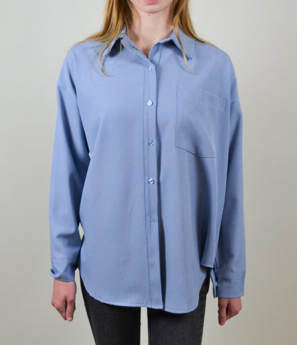 Emma Blouse – Blauw De Emma Blouse is ONE SIZE, combineert stijl en comfort in één perfect ontwerp. Gemaakt van zachte, hoogwaardige stof, biedt deze blouse een prachtige pasvorm en een vleugje verfijning. Dankzij de veelzijdige uitstraling is de Emma Blouse ideaal voor zowel een casual dagje uit als een zakelijke look.
