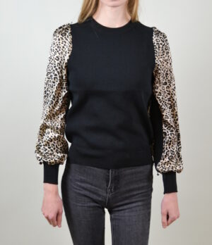 Panter Sweater – Zwart De Panter Sweater is de perfecte keuze voor een luchtige, casual look. Deze lichte sweater met speelse panterprint is ideaal voor het voorjaar of najaar. Gemaakt van zachte, ademende stof biedt hij ultiem comfort zonder zwaar aan te voelen. Combineer met jeans voor een moeiteloze, stijlvolle outfit.
