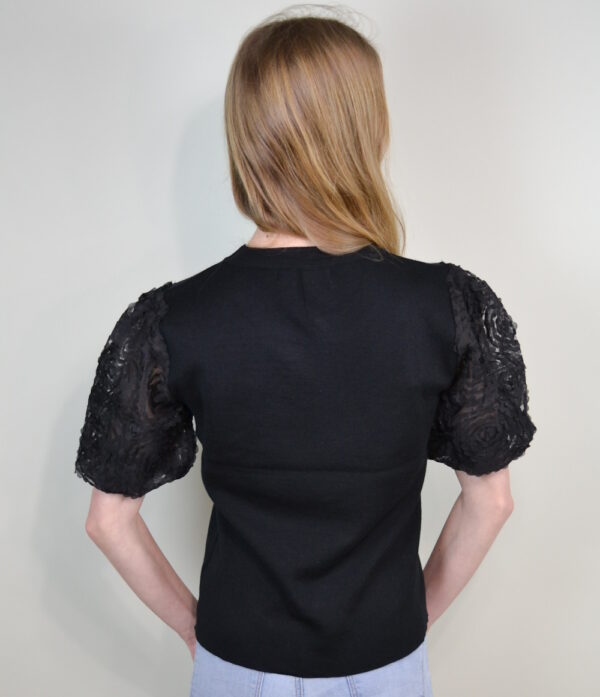 Tessa Top – Zwart De Tessa Top straalt pure stijl en verfijning uit. Deze prachtige top heeft elegante kanten mouwen die een romantische en luxe uitstraling geven, terwijl de zachte en ademende stof zorgt voor ultiem draagcomfort. Of je het nu draagt naar een casual lunch of een chique avondje uit, de Tessa Top is een veelzijdig item dat elke outfit naar een hoger niveau tilt. Voeg een vleugje tijdloze charme toe aan je garderobe met deze must-have top.