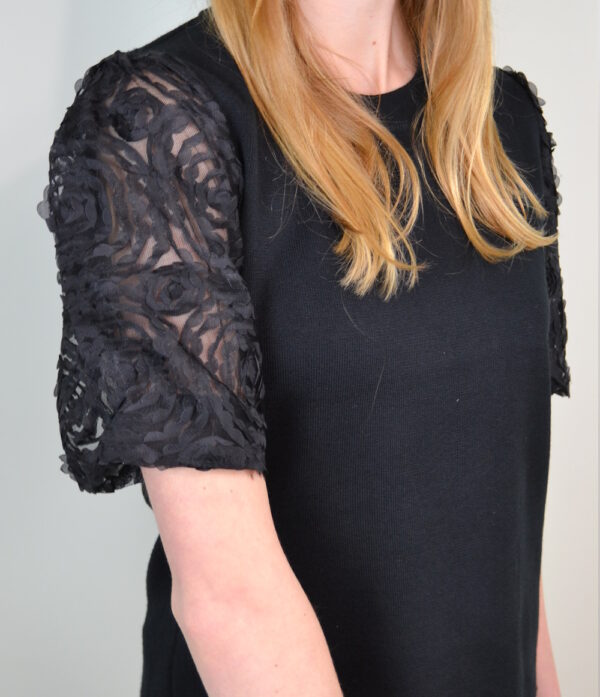 Tessa Top – Zwart De Tessa Top straalt pure stijl en verfijning uit. Deze prachtige top heeft elegante kanten mouwen die een romantische en luxe uitstraling geven, terwijl de zachte en ademende stof zorgt voor ultiem draagcomfort. Of je het nu draagt naar een casual lunch of een chique avondje uit, de Tessa Top is een veelzijdig item dat elke outfit naar een hoger niveau tilt. Voeg een vleugje tijdloze charme toe aan je garderobe met deze must-have top.