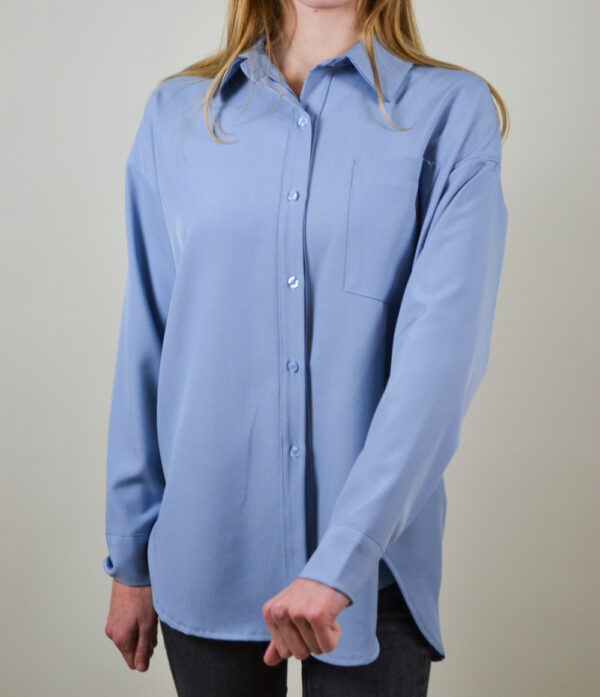Emma Blouse – Blauw De Emma Blouse is ONE SIZE, combineert stijl en comfort in één perfect ontwerp. Gemaakt van zachte, hoogwaardige stof, biedt deze blouse een prachtige pasvorm en een vleugje verfijning. Dankzij de veelzijdige uitstraling is de Emma Blouse ideaal voor zowel een casual dagje uit als een zakelijke look.