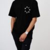 Ontdek harmonie in stijl met het Balance T-Shirt. Dit unieke shirt valt op door het opvallende yin-yang logo, gemaakt van zacht teddy-stof, dat niet alleen een speelse touch toevoegt, maar ook een gevoel van balans en verbinding symboliseert. Gemaakt van hoogwaardig, comfortabel katoen, biedt dit shirt een perfecte pasvorm en alledaags gemak. Of je nu een statement wilt maken of gewoon op zoek bent naar een relaxed shirt met een twist, de Balance T-Shirt is ideaal voor zowel casual uitjes als momenten van ontspanning.