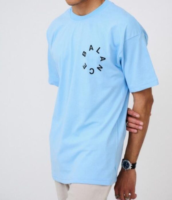 Balance T-Shirt – Blauw Ontdek harmonie in stijl met het Balance T-Shirt. Dit unieke shirt valt op door het opvallende yin-yang logo, gemaakt van zacht teddy-stof, dat niet alleen een speelse touch toevoegt, maar ook een gevoel van balans en verbinding symboliseert. Gemaakt van hoogwaardig, comfortabel katoen, biedt dit shirt een perfecte pasvorm en alledaags gemak. Of je nu een statement wilt maken of gewoon op zoek bent naar een relaxed shirt met een twist, de Balance T-Shirt is ideaal voor zowel casual uitjes als momenten van ontspanning.
