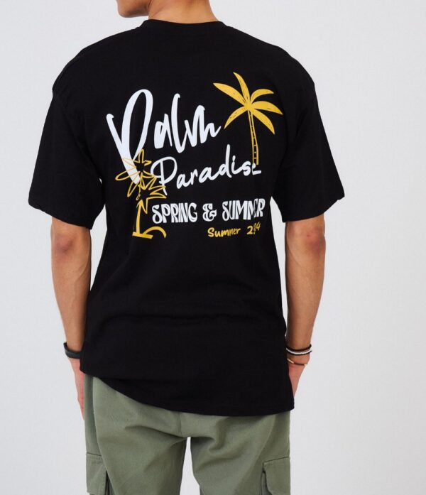 Laat je meevoeren naar tropische vibes met het Palm Paradise T-Shirt in zwart. Dit shirt combineert een ontspannen stijl met een vleugje avontuur, dankzij het subtiele palmboomprintontwerp. Gemaakt van zacht, ademend katoen, biedt het ultiem draagcomfort, of je nu onderweg bent of gewoon chillt. De minimalistisch zwarte basis zorgt voor veelzijdigheid, waardoor het perfect te combineren is met jeans, shorts of een jogger. Een must-have voor elke casual outfit!